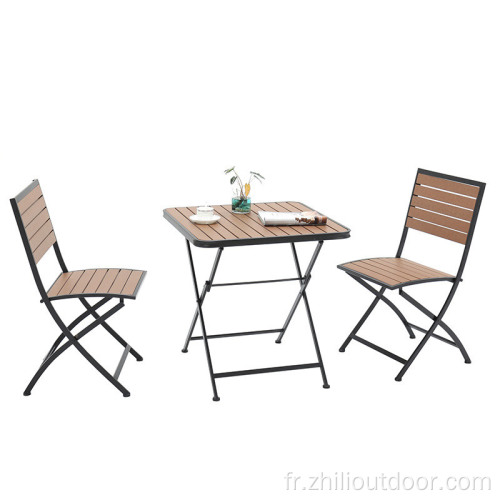 Table de bois et chaises en plastique Tables extérieures